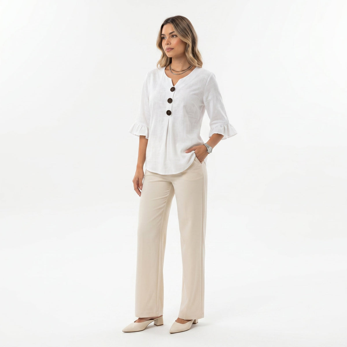 Sofía | Blusa de algodón-lino lisa con botones de madera y volantes