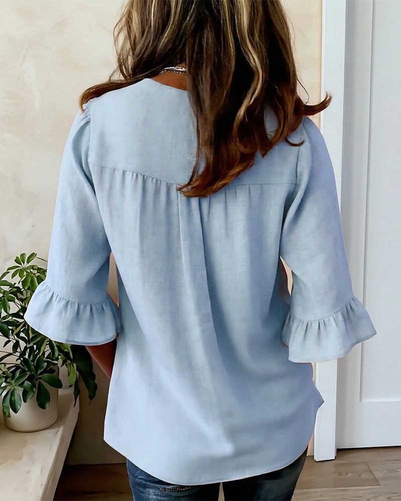 Sofía | Blusa de algodón-lino lisa con botones de madera y volantes